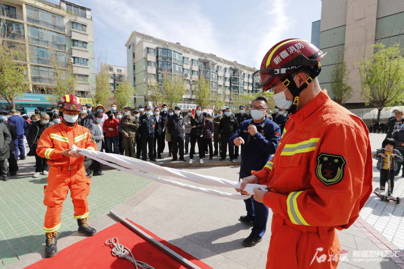 可乐就能灭火!乌鲁木齐消防员进小区为居民面授防火技