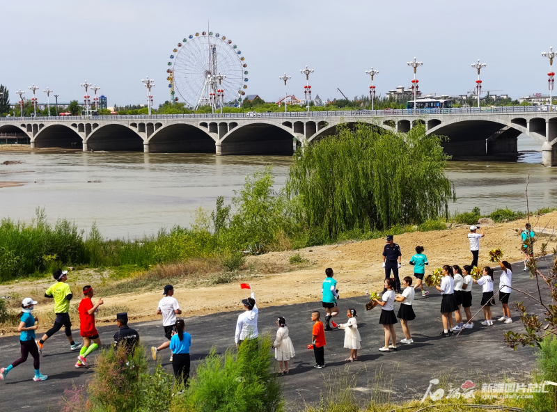 “跑”出花城新形象 自治区十四运半程马拉松在伊犁河畔开赛