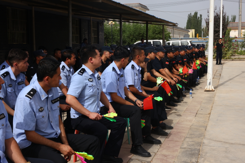 民辅警认真观看演出（许科文  摄）.JPG