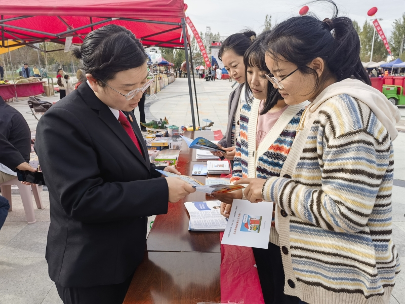 2023年9月23日，奎屯市人民法院立案庭（诉讼服务中心）干警前往开干齐乡庆祝丰收节活动现场，开展普法宣传活动。（拍摄人：杨彩雯）.jpg