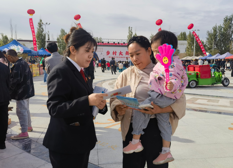 2023年9月23日，奎屯市人民法院立案庭（诉讼服务中心）干警前往开干齐乡庆祝丰收节活动现场，开展普法宣传活动，现场解答群众咨询。（拍摄人：游芳）.jpg