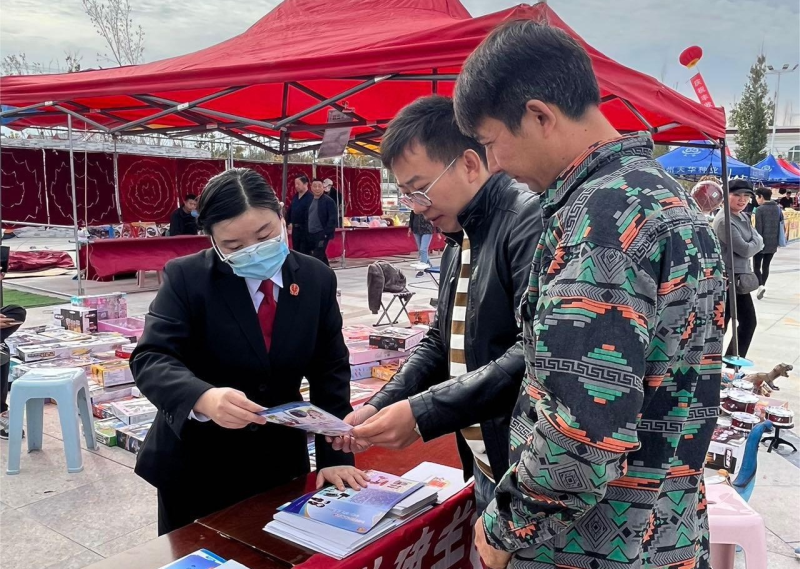 2023年9月23日，奎屯市人民法院立案庭（诉讼服务中心）干警前往开干齐乡庆祝丰收节活动现场，开展普法宣传活动。（拍摄人：杨彩雯） (2).jpg
