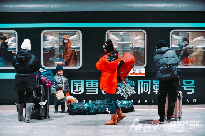 图说：1月27日，各地雪友乘坐“中国雪都·阿勒泰号”旅游列车前往滑雪胜地。通讯员摆风亮摄