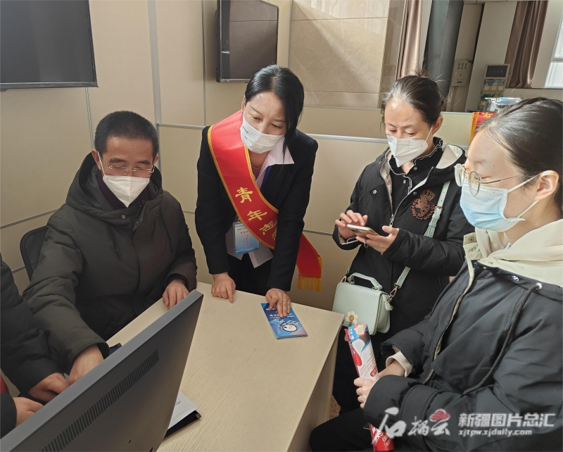 2月3日，自治区公共就业服务中心举行的兔年首场综合现场招聘会上，招聘企业正在登记求职者信息。图片由自治区公共就业服务中心提供。