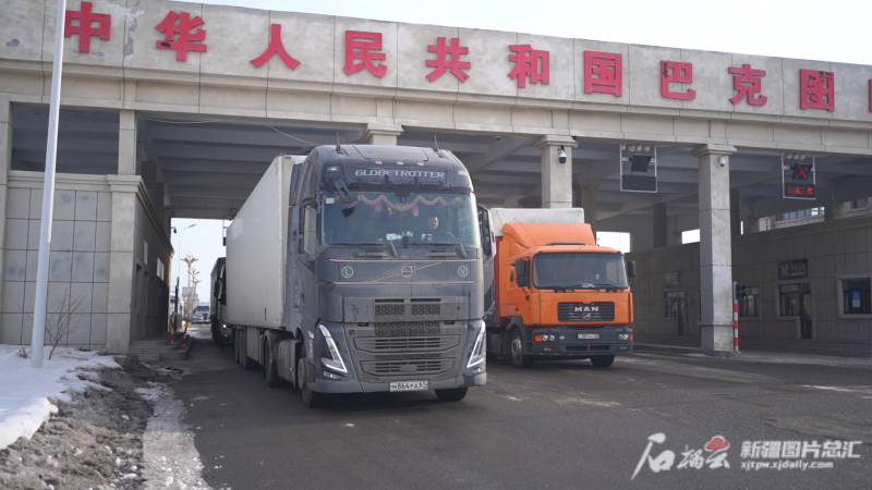1月4日，在巴克图口岸，一辆辆装满货物的运输车缓缓驶出国门。石榴云/新疆日报记者热依达 摄