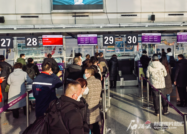 1月13日,乘客在烏魯木齊地窩堡國際機場辦理值機手續.