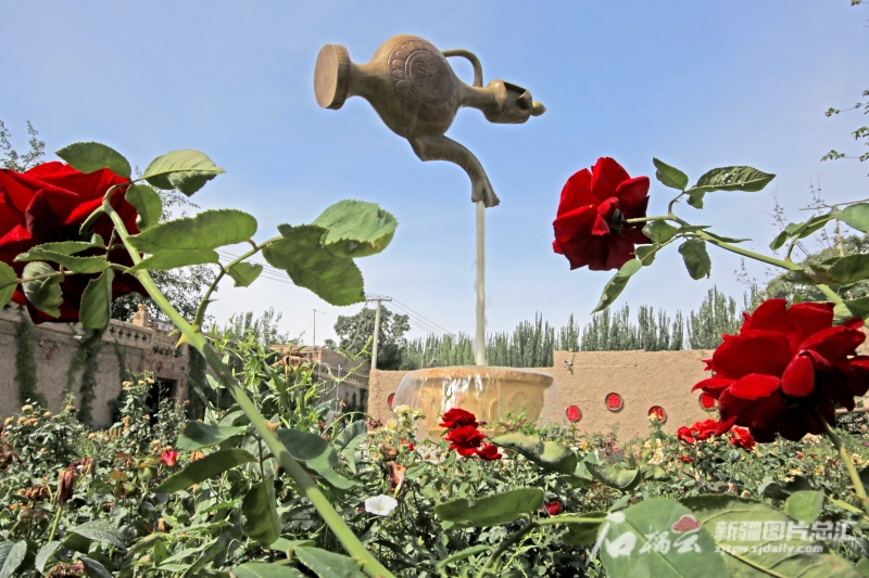 恰克日库依村的土陶雕塑成为村里的地标。石榴云/新疆日报记者 蔡增乐 摄
