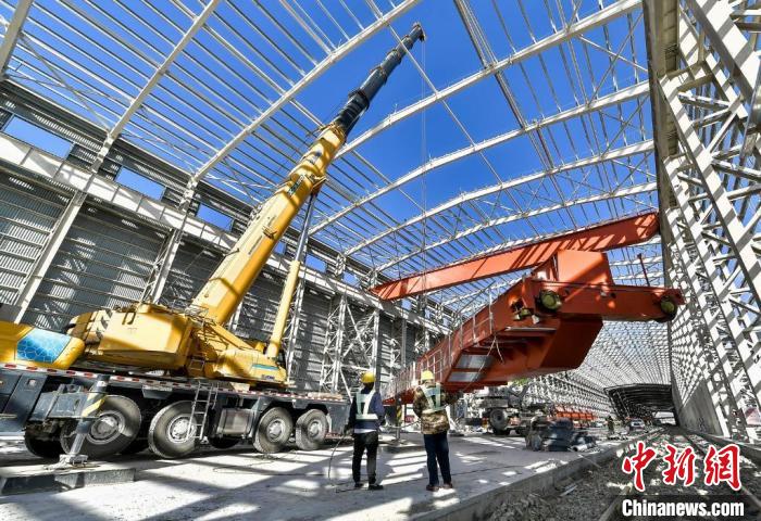 建设中的新换装库正在吊装设备。 记者 刘新 摄